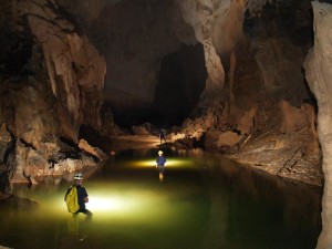 Khung cảnh trong hang tối